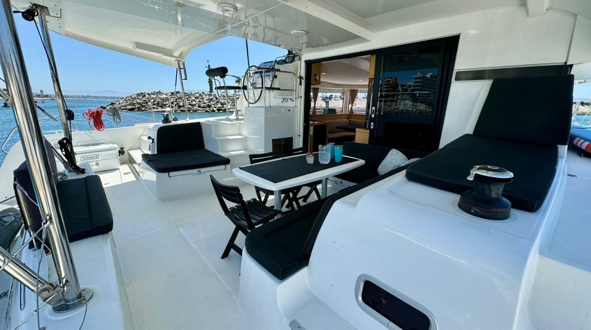 Cubierta de un catamarán Lagoon 42 en renta en Marina La Cruz, ideal para un día completo en yate en Puerto Vallarta